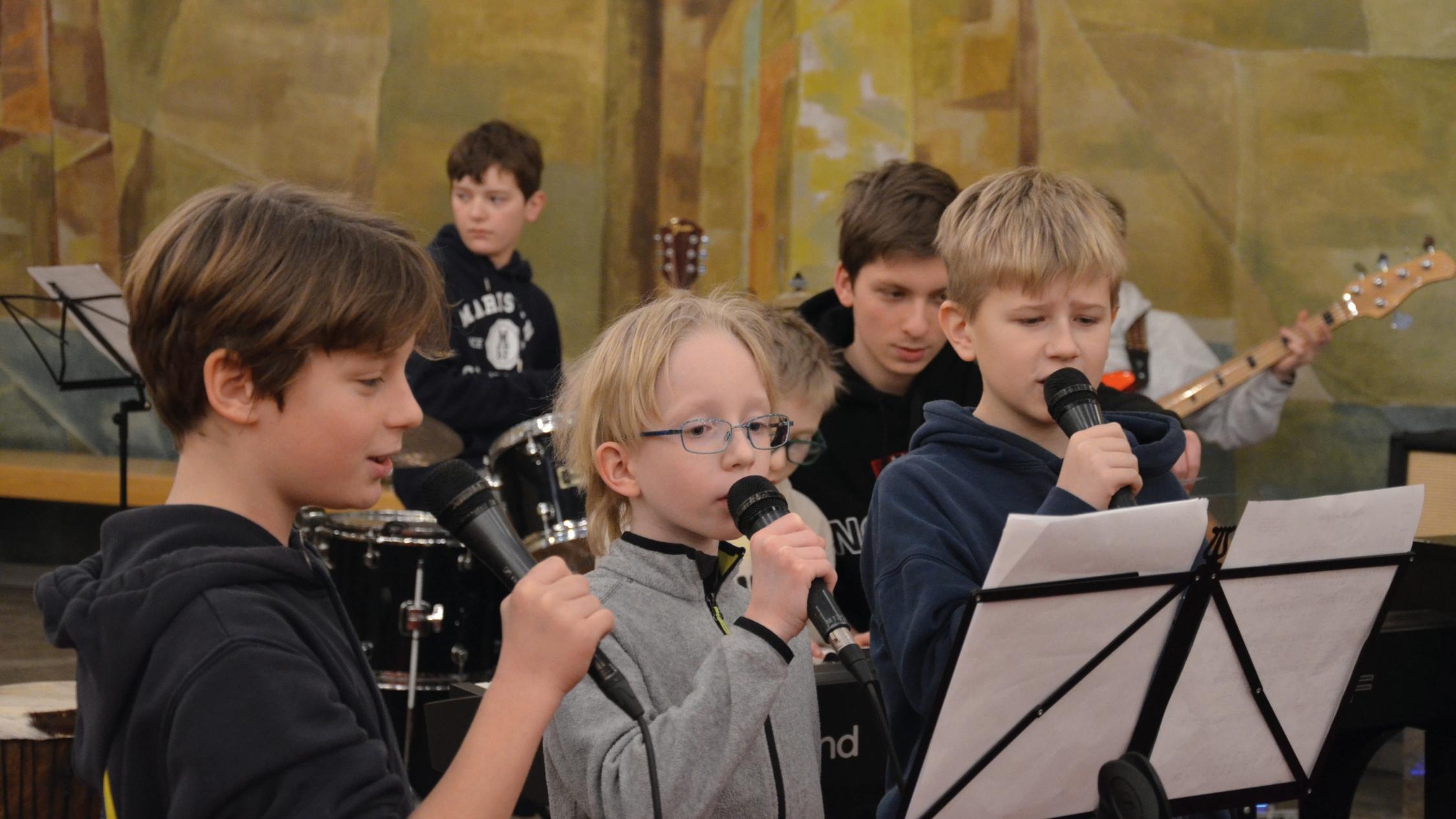 Kinder beim Musizieren in der Unterkirche auf der Burg