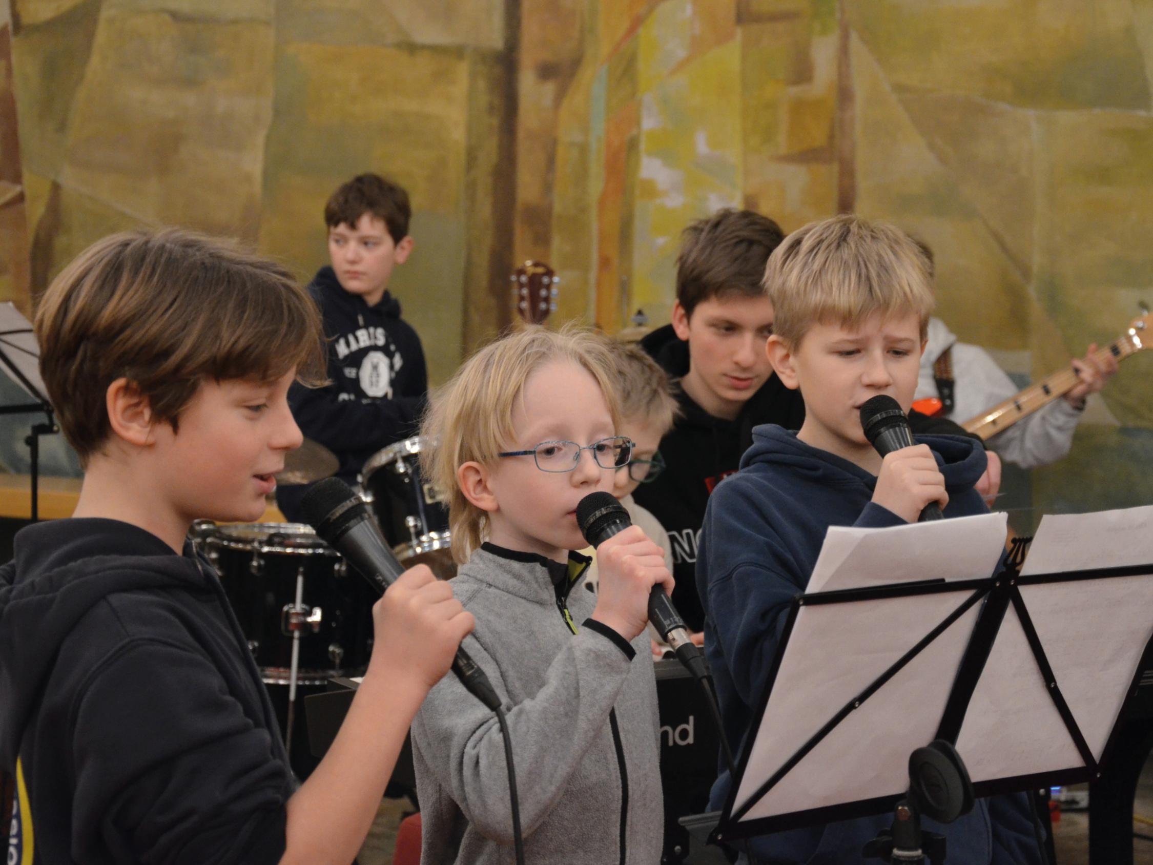 Kinder beim Musizieren in der Unterkirche auf der Burg