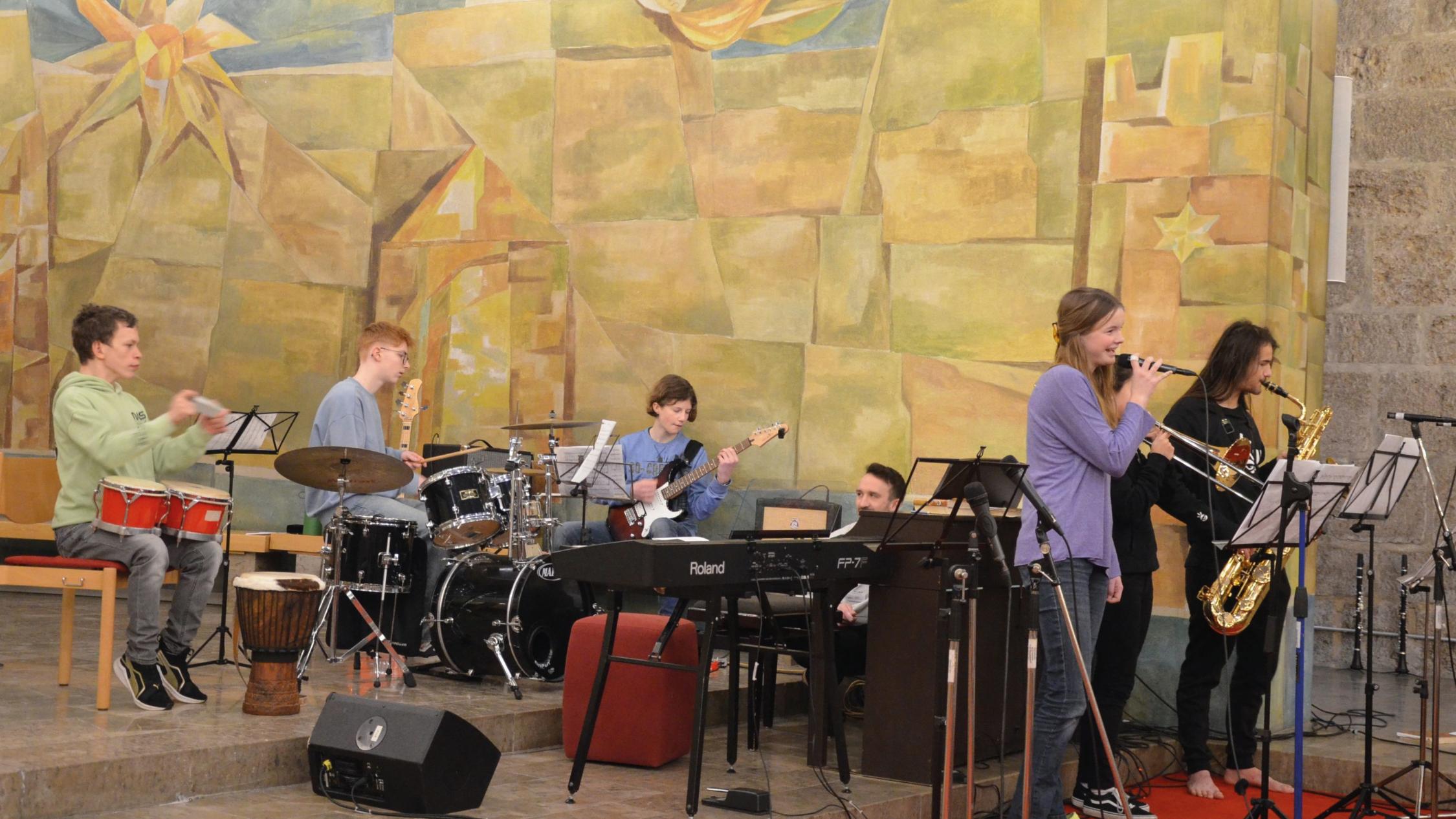 Teenieband beim Gottesdienst in der Unterkirche der Burg