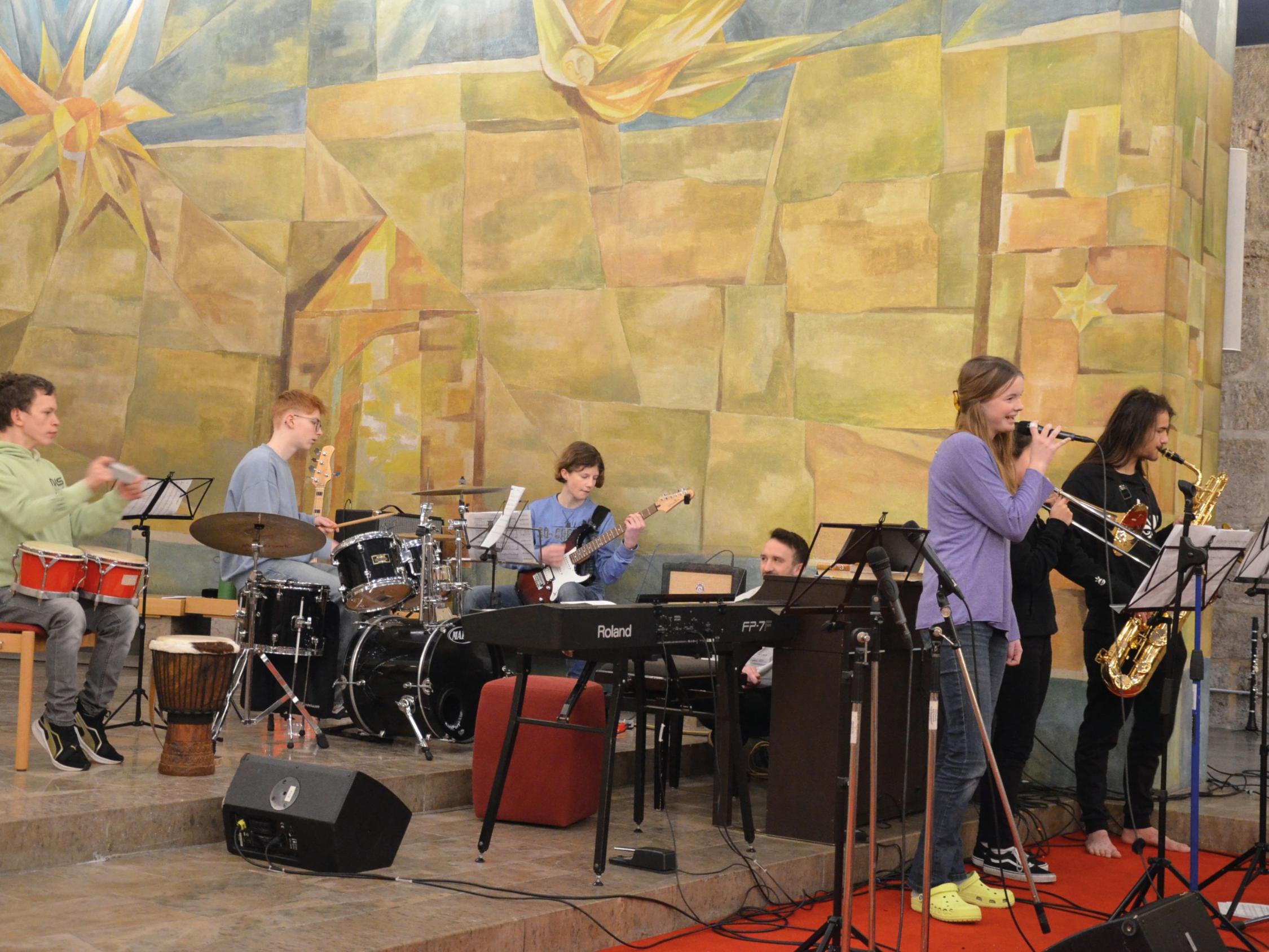 Teenieband beim Gottesdienst in der Unterkirche der Burg