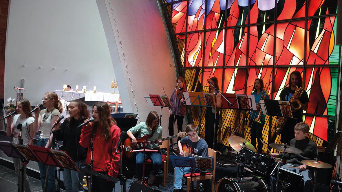 Combo-Band beim Gottesdienst in der Oberkirche der Burg