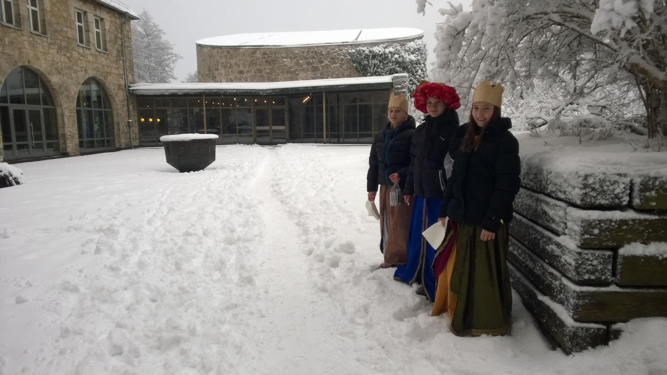 Sternsinger 2015 vor der Kirche