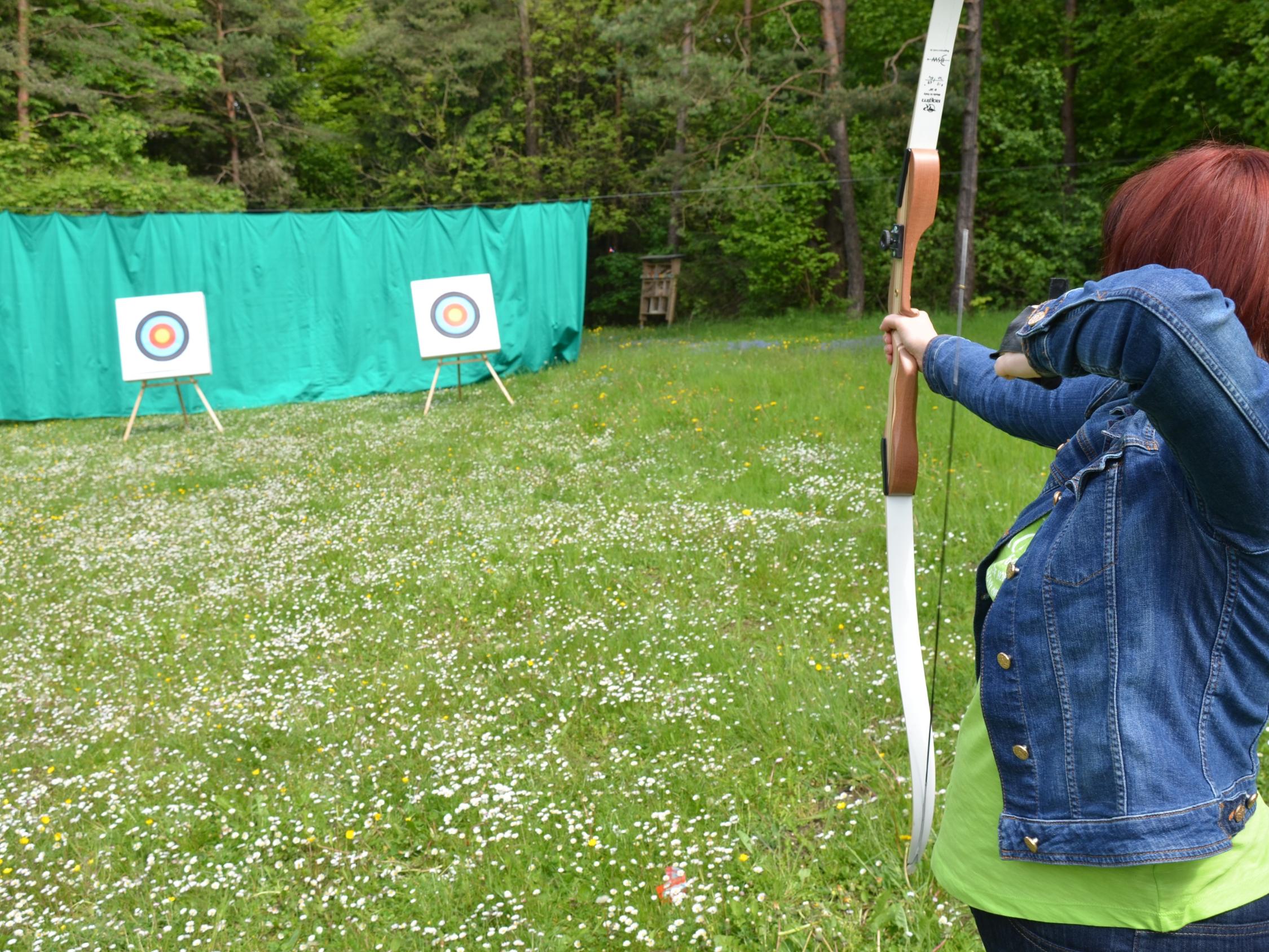 Teilnehmerin beim Bogenschießen
