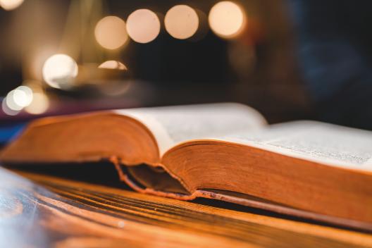 Aufgeschlagenes Buch