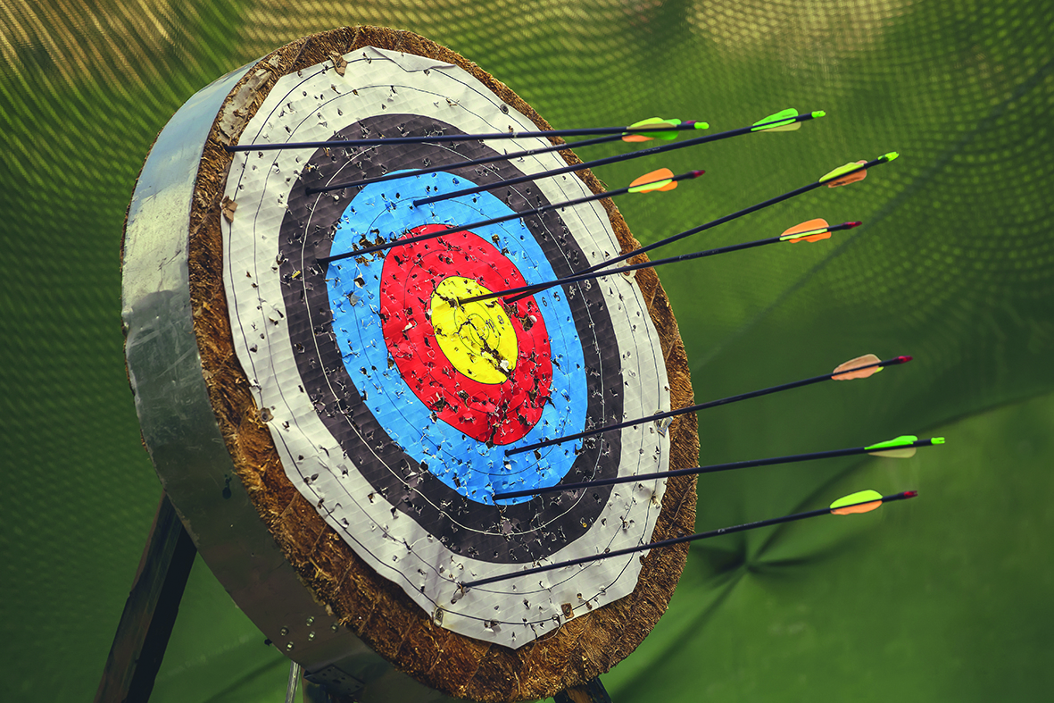 Zielscheibe mit Pfeilen