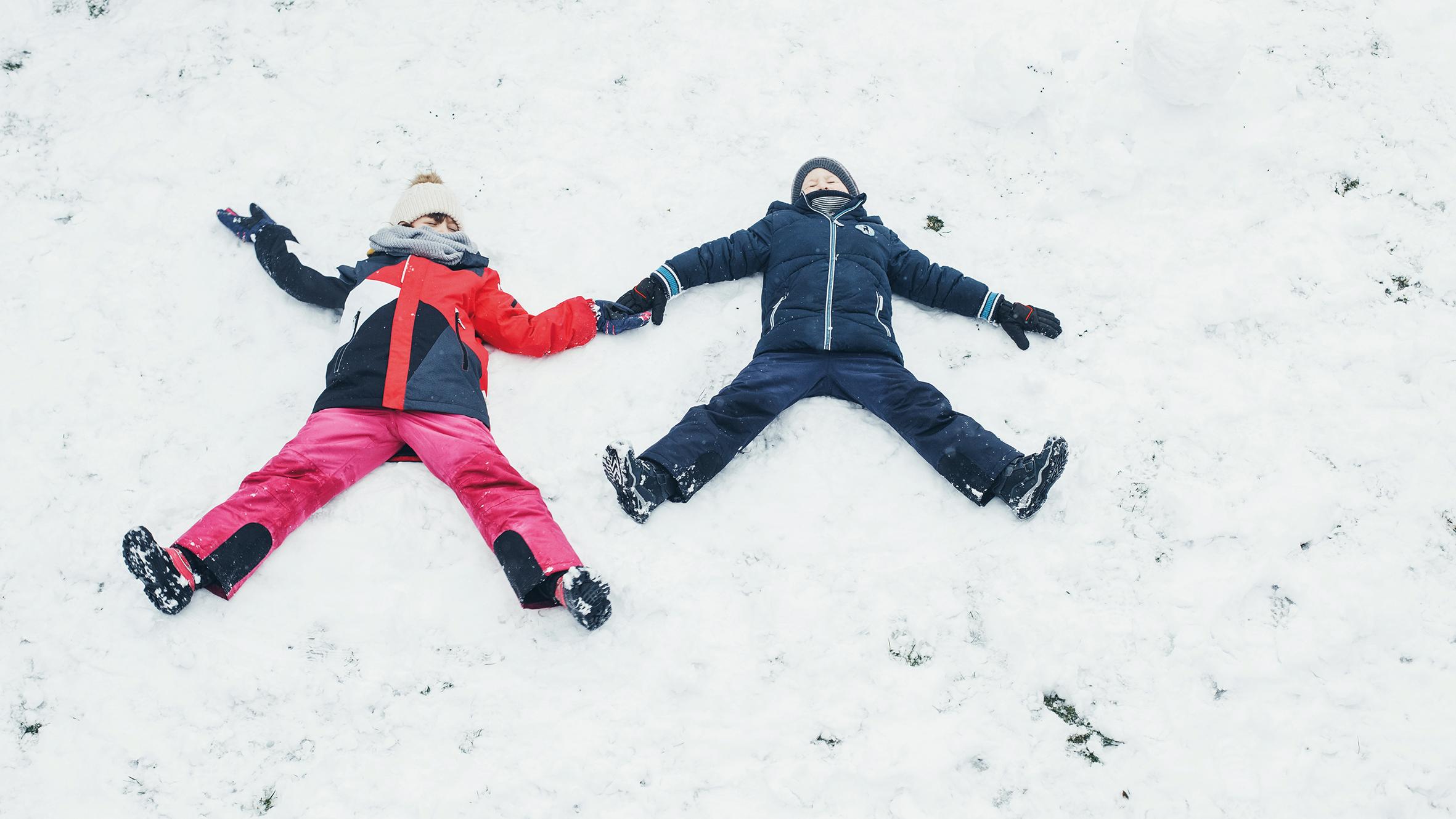 Kinder machen Schneeengel