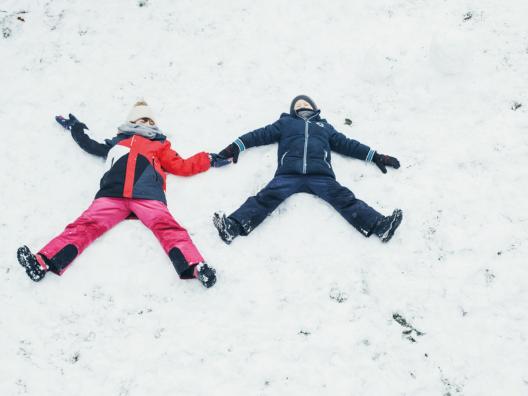 Kinder machen Schneeengel