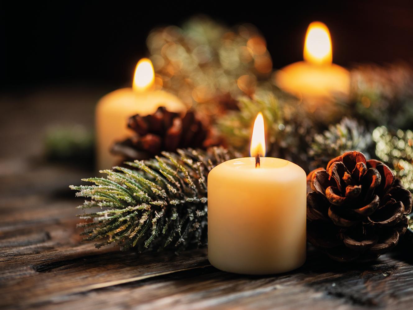 Weihnachtsdeko mit Kerzen