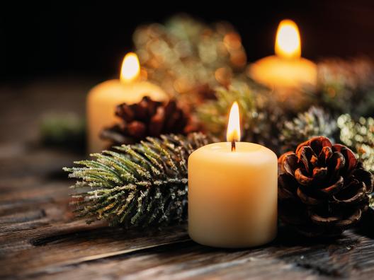 Weihnachtsdeko mit Kerzen