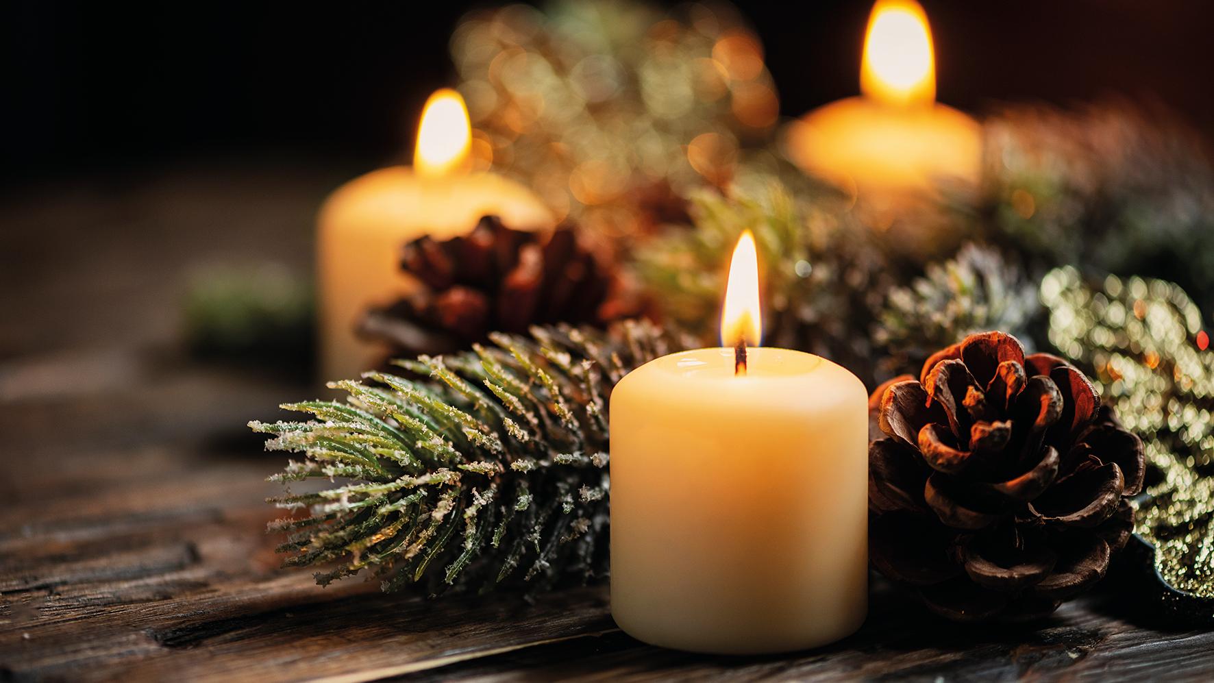 Weihnachtsdeko mit Kerzen