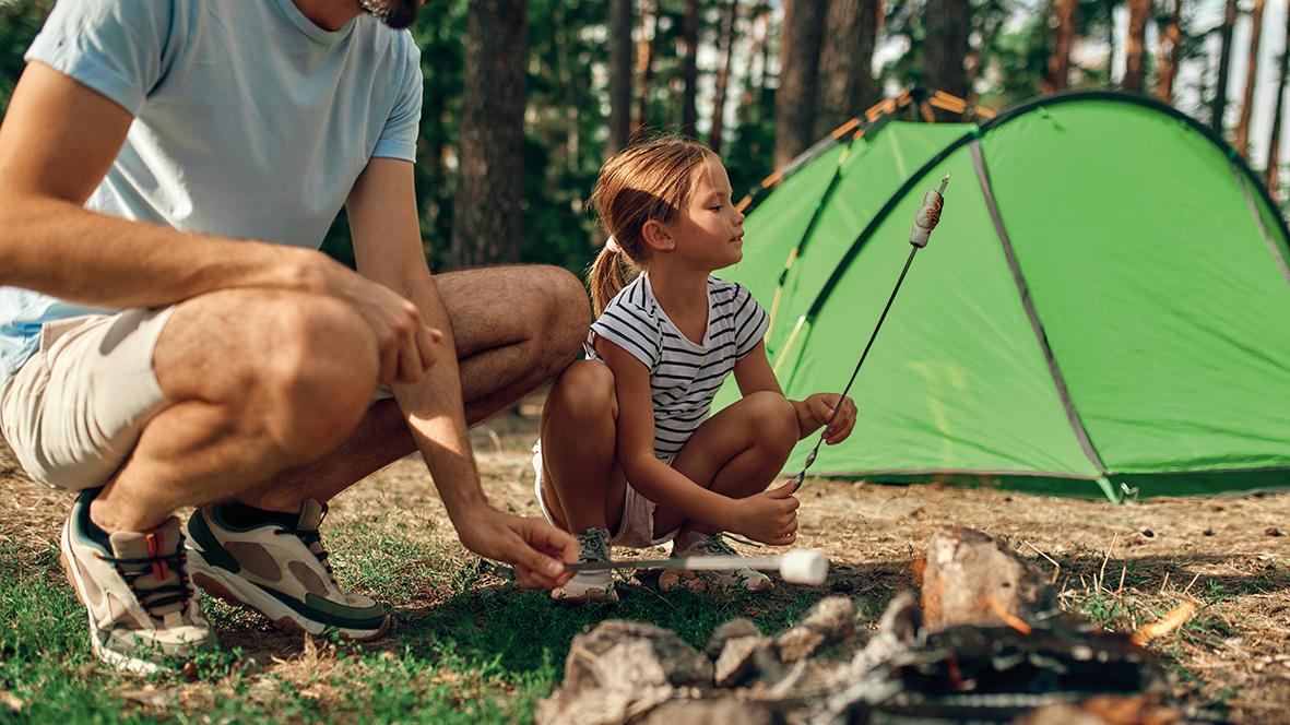 Familie beim Zelten im Wald