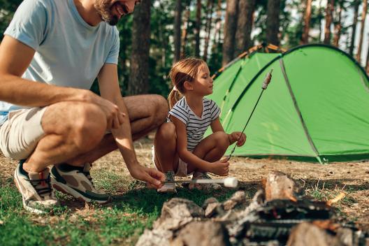 Familie beim Zelten im Wald
