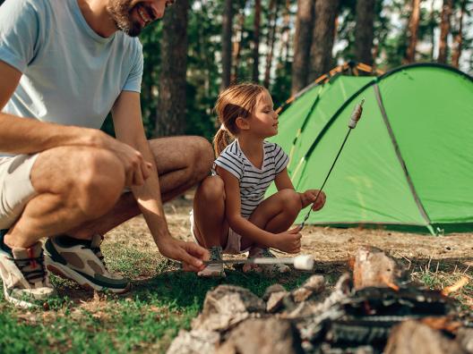 Familie beim Zelten im Wald