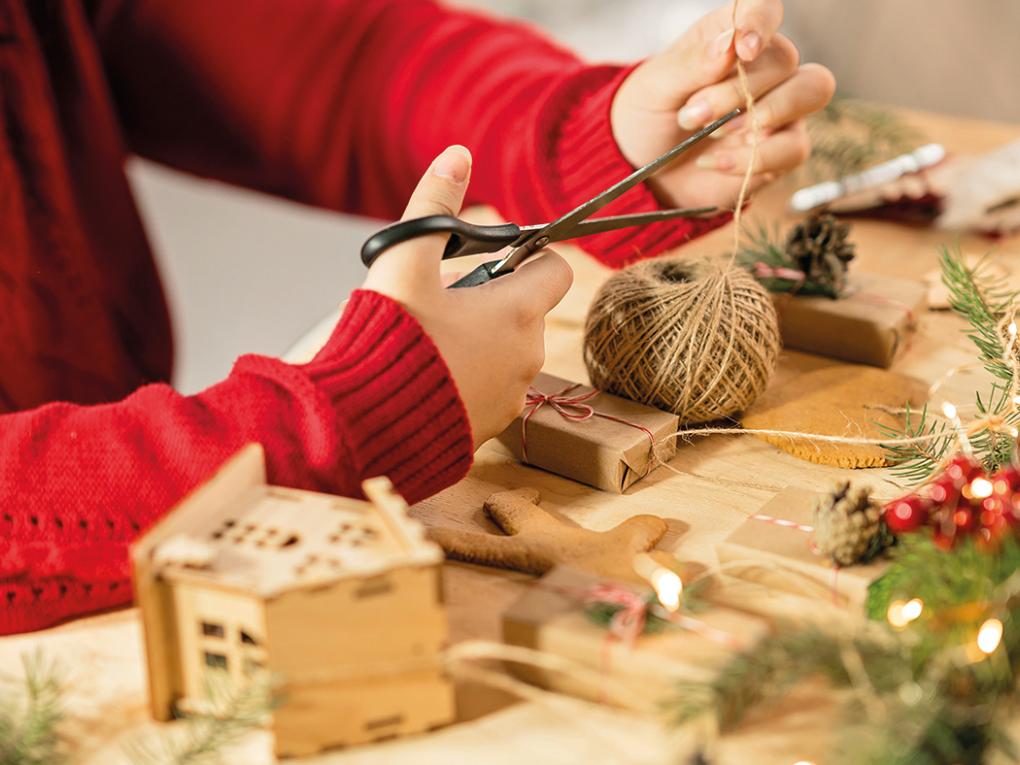 Weihnachtsgeschenke werden verpackt