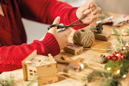 Weihnachtsgeschenke werden verpackt