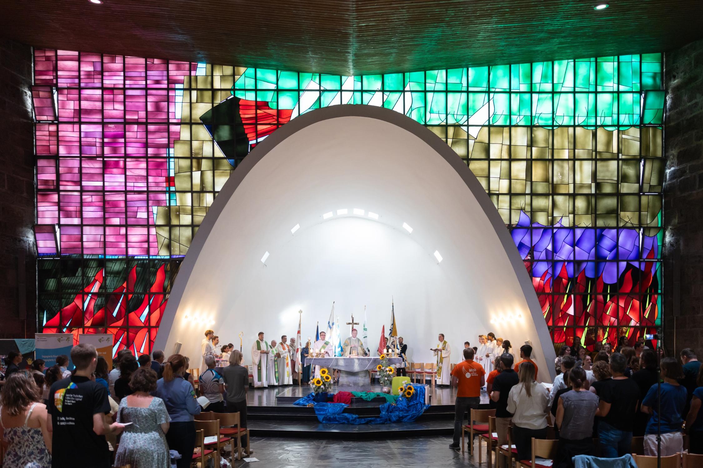 Gottesdienst zur Eröffnung des Jugendplans in der Oberkirche der Burg Feuerstein