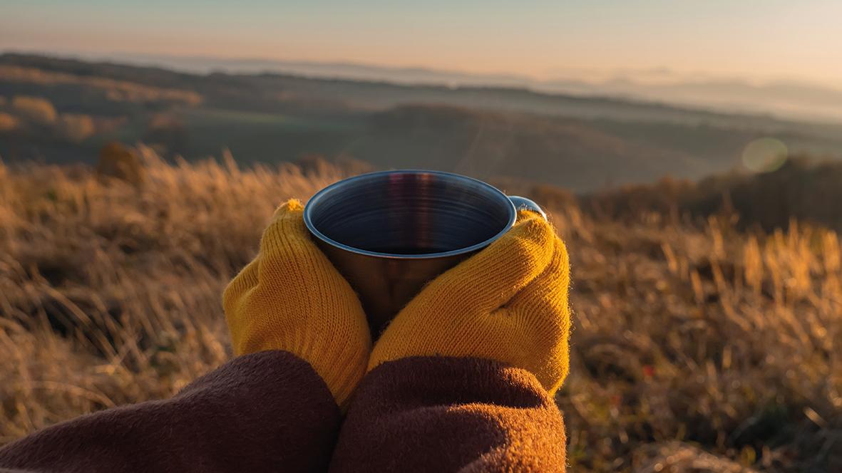 Mädchen hält eine Teetasse