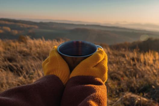 Mädchen hält eine Teetasse