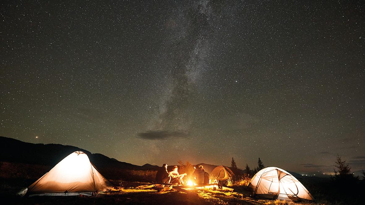 Lagerfeuer mit Zelten