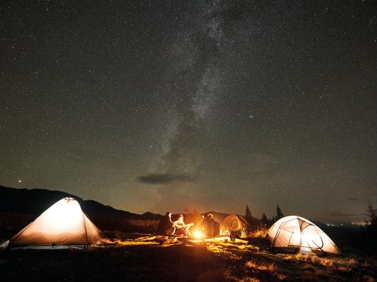 Lagerfeuer mit Zelten