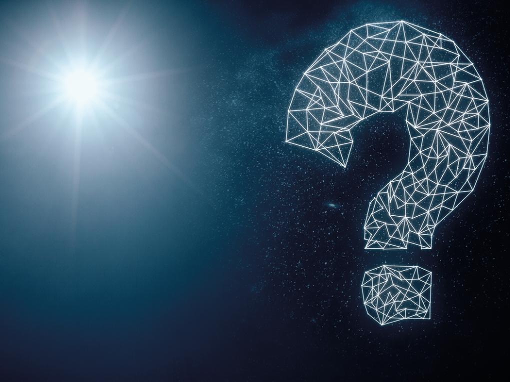 Beleuchteter Nachthimmel mit abstraktem polygonalem Fragezeichen