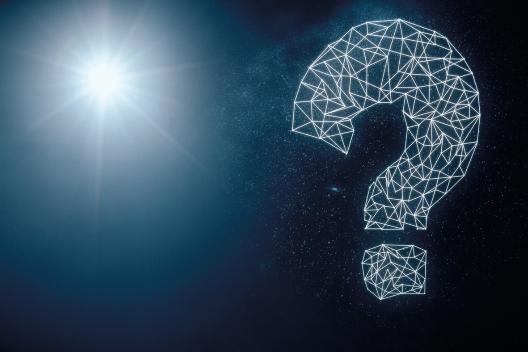 Beleuchteter Nachthimmel mit abstraktem polygonalem Fragezeichen