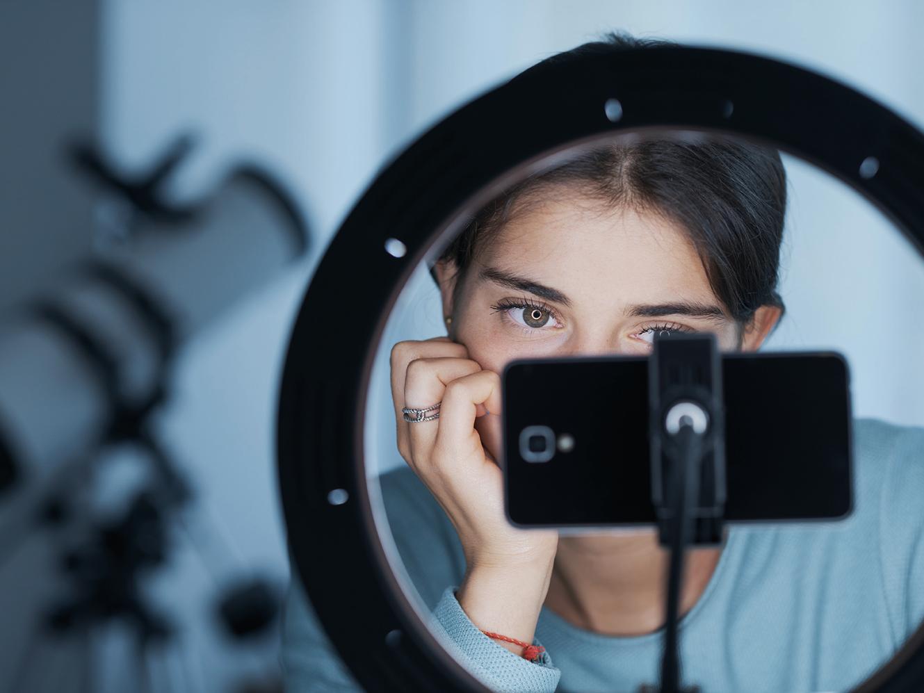 Mädchen nimmt ein Video auf