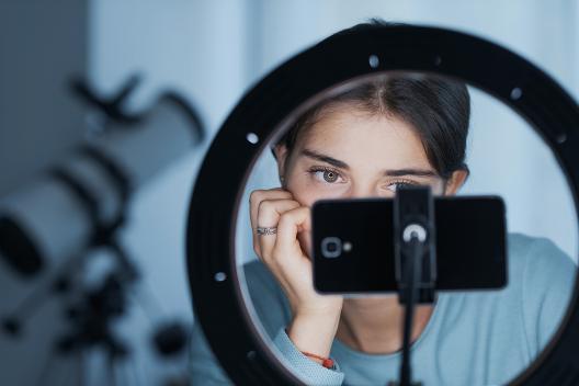 Mädchen nimmt ein Video auf