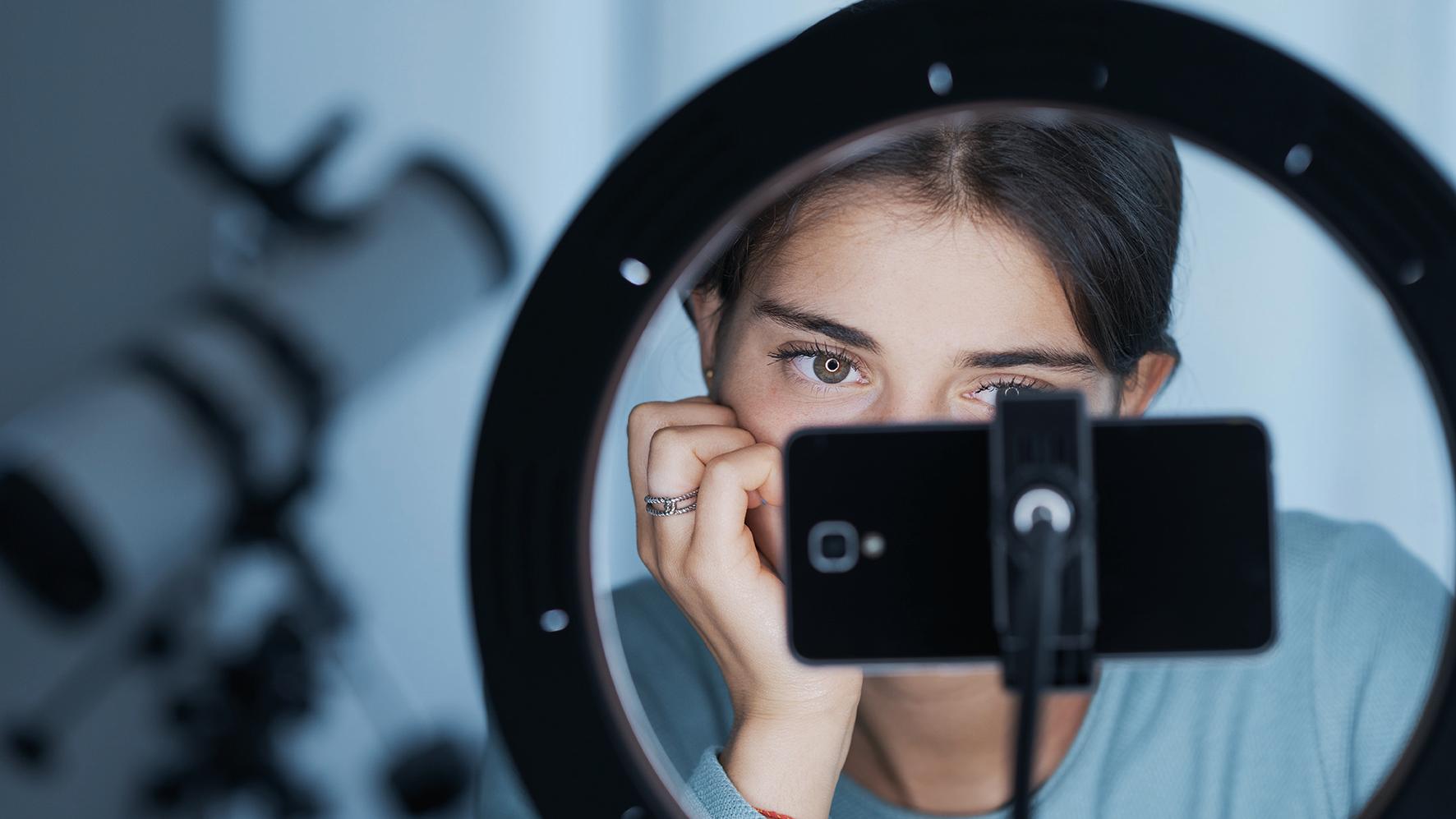 Mädchen nimmt ein Video auf