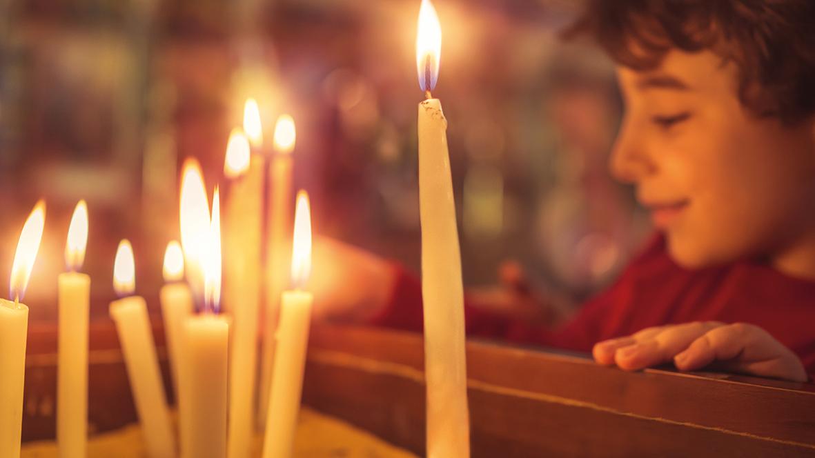 Kleiner Junge in der Kirche