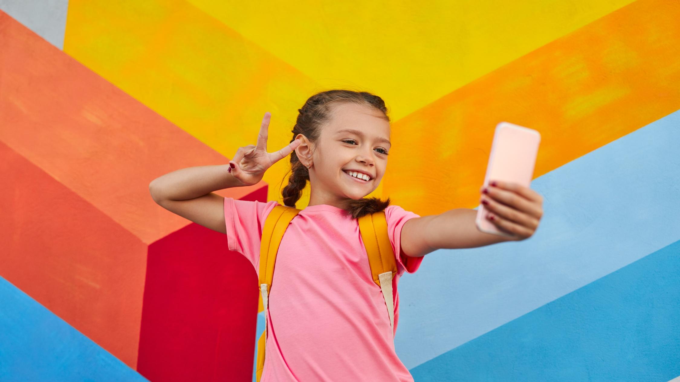Schulmädchen macht Selfie