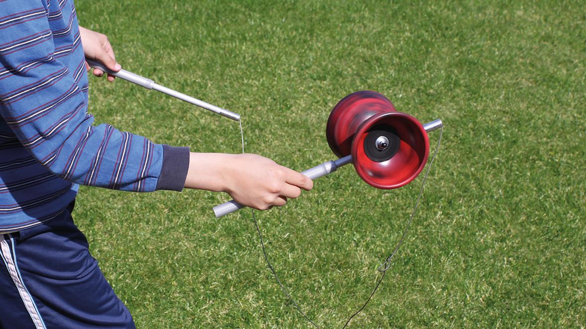 Junge spielt mit Diabolo