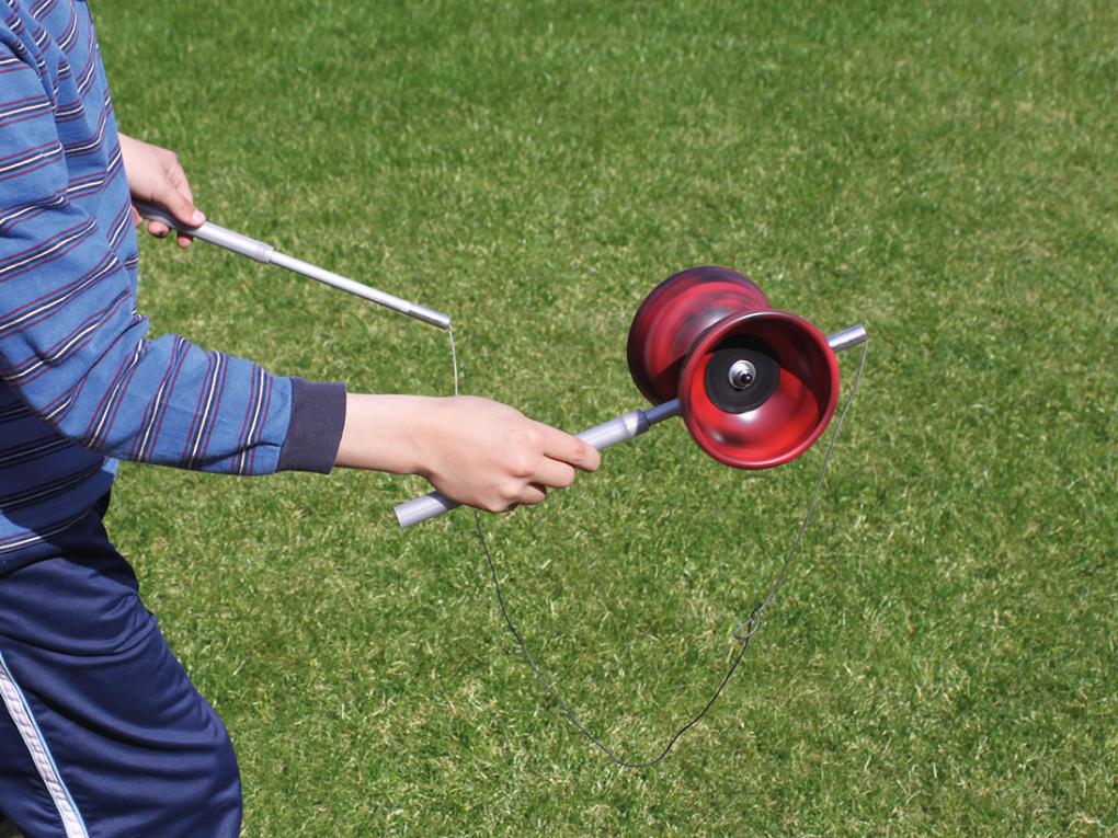 Junge spielt mit Diabolo
