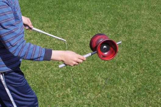 Junge spielt mit Diabolo