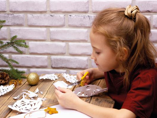 Kleines Mädchen bastelt etwas zu Weihnachten